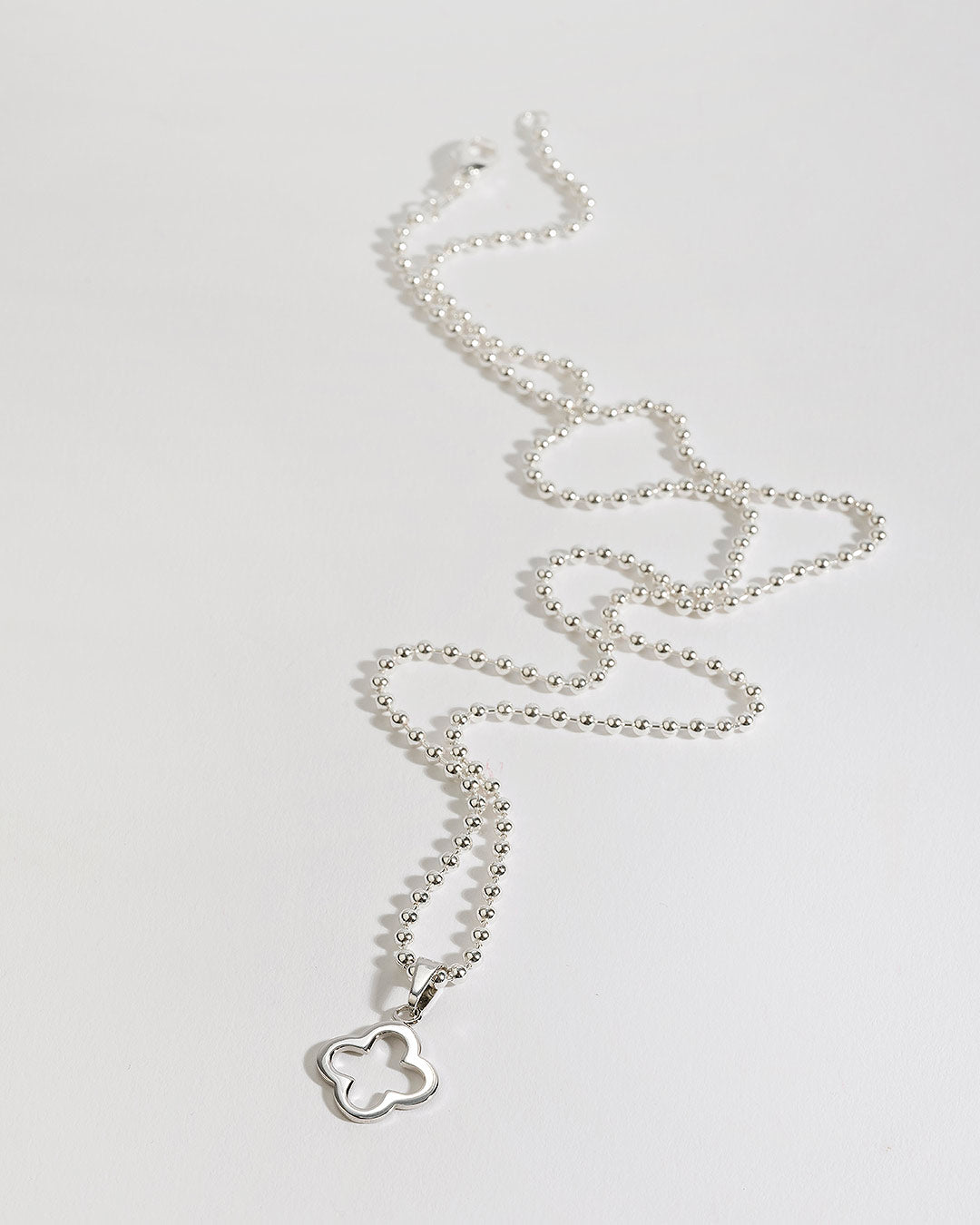 Silberweiße 925 Sterlingsilber-Kugelkette: mit abnehmbaren Kleeblatt-Anhänger; eine Seite glänzend, die andere matt gebürstet; 60cm Gesamtlänge mit Karabinerverschluss.