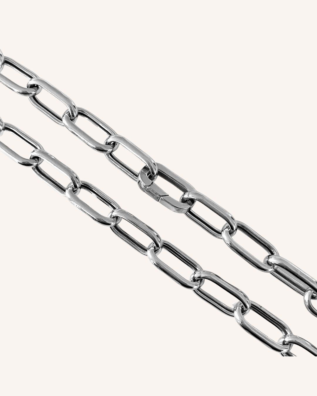 Rhodinierte 925 Sterlingsilber-Halskette: mit polierten, länglichen Kettengliedern; 45 cm Länge und Karabinerverschluss.